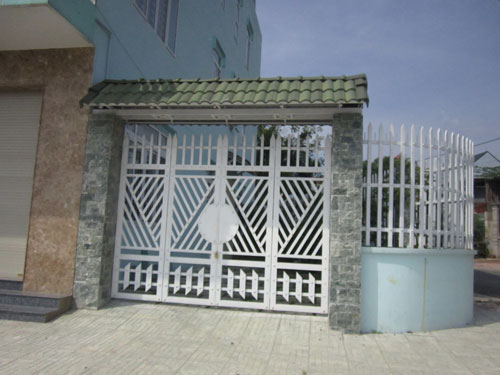 Cửa cổng bằng nhôm