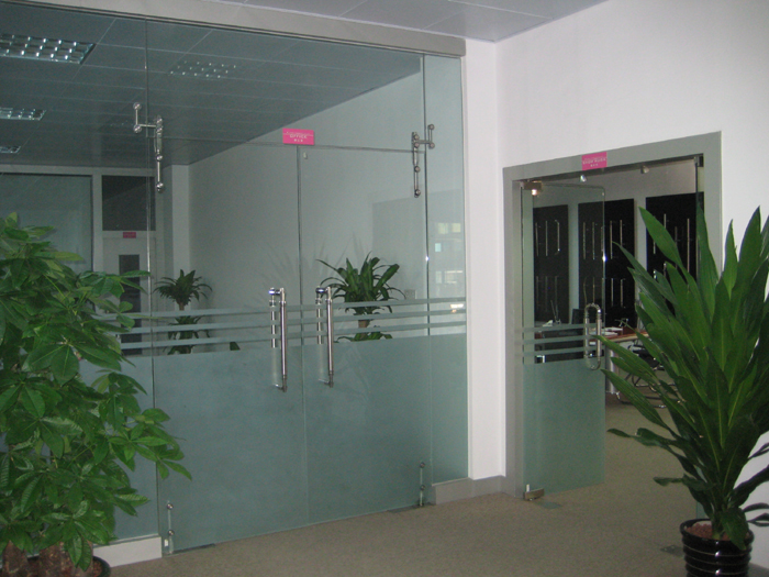 Cửa kính bàn lề sàn 14