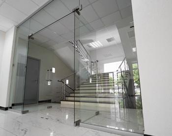 Cửa kính bàn lề sàn 15