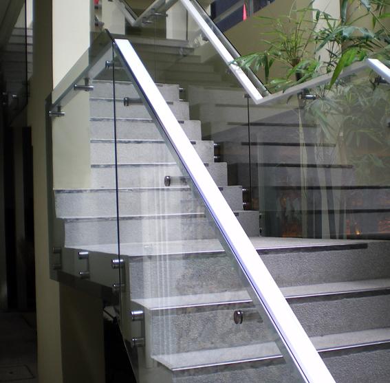 Lan can cầu thang kiếng 05