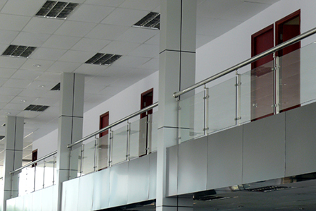 Lan can cầu thang kiếng 06