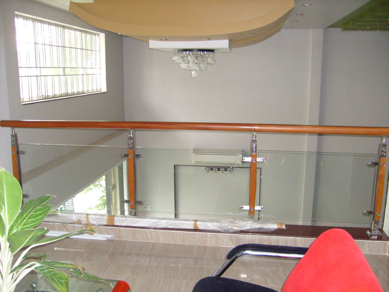 Lan can cầu thang kiếng 07